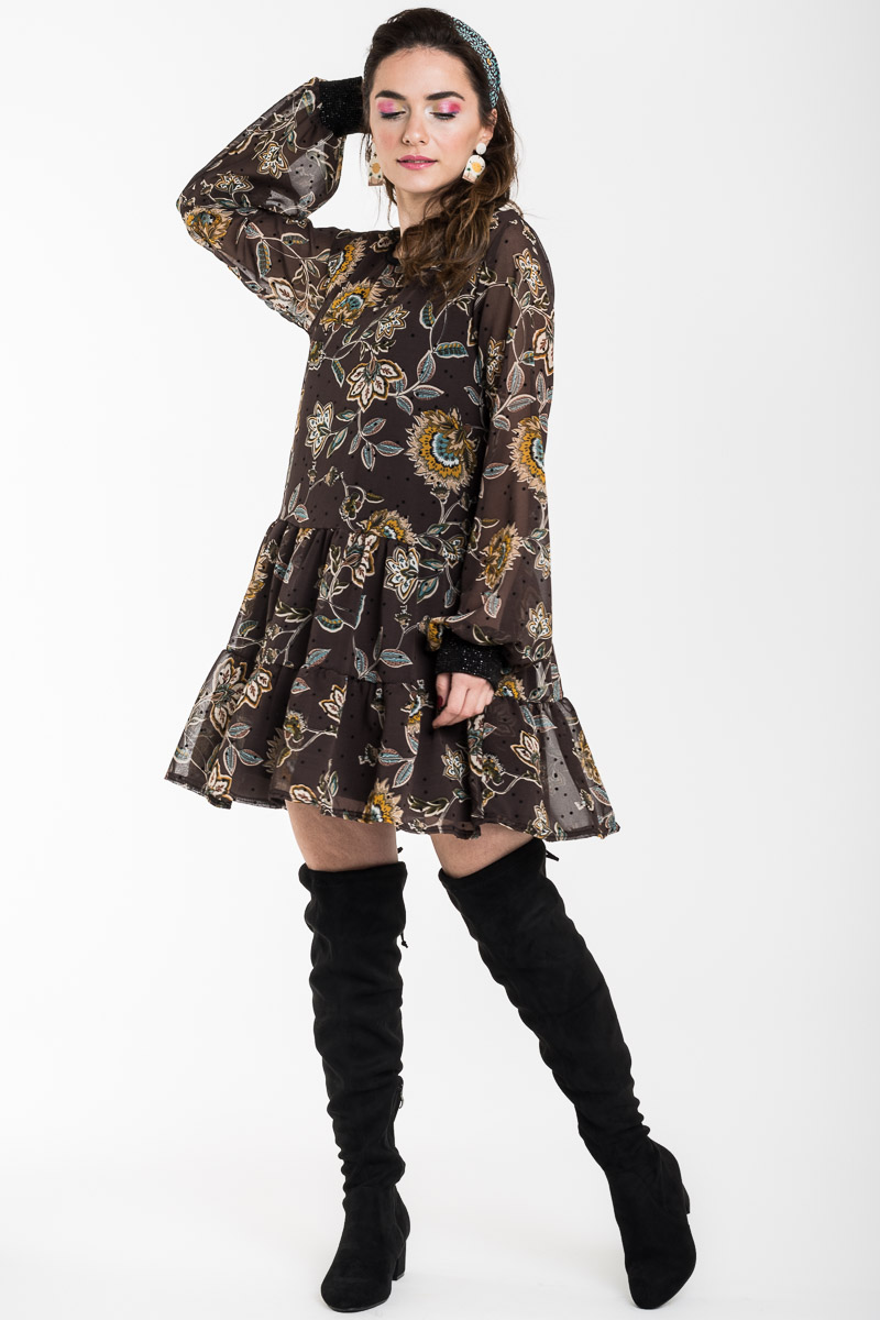 Amanda Dress Καφέ Ανάγλυφο Πουά Φλοράλ Κοντό Φόρεμα με Βολάν Petit Boutik