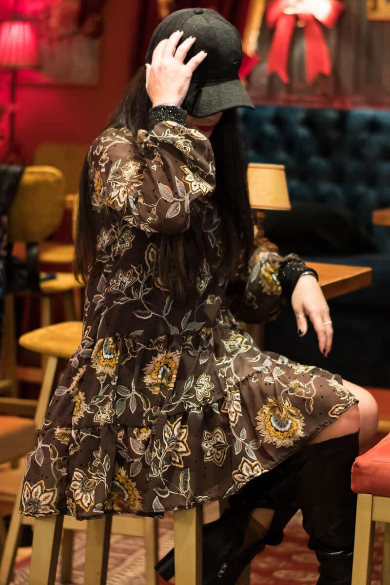 Amanda Dress Καφέ Ανάγλυφο Πουά Φλοράλ Κοντό Φόρεμα με Βολάν Petit Boutik