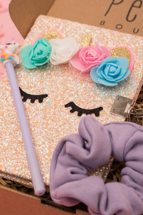 Easter Box Στρόγγυλη Χειροποίητη Αρωματική Πασχαλινή Λαμπάδα Unicorn Glitter Notebook Μοβ Scrunchie