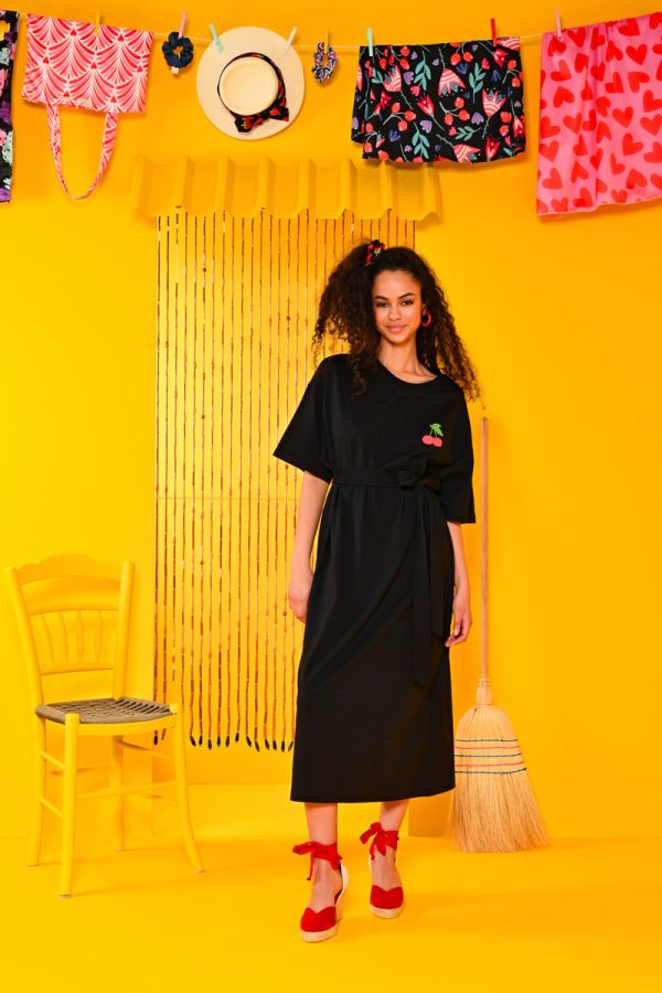 Reina T-shirt Dress Cherries Μαύρο Κοντομάνικο Φόρεμα με Τσέπες & Ζώνη Petit Boutik